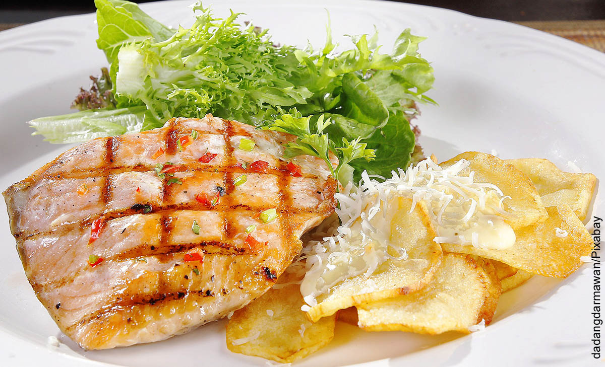 Foto de un plato con pescado y verduras que muestra una receta de salmón al horno