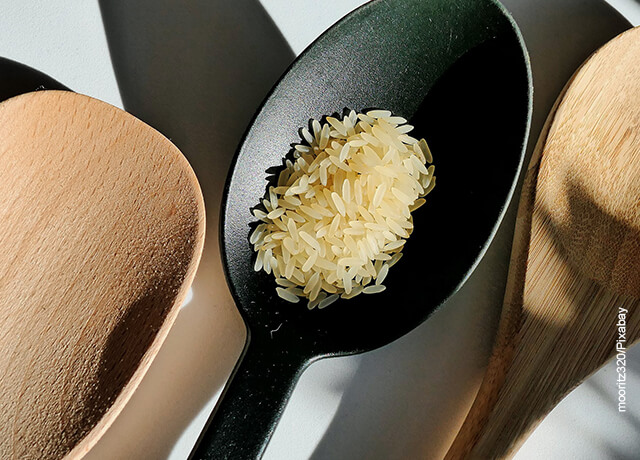 Foto de una cuchara llena de arroz crudo