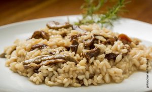Foto de un plato de arroz que muestra cómo hacer risotto con una receta fácil