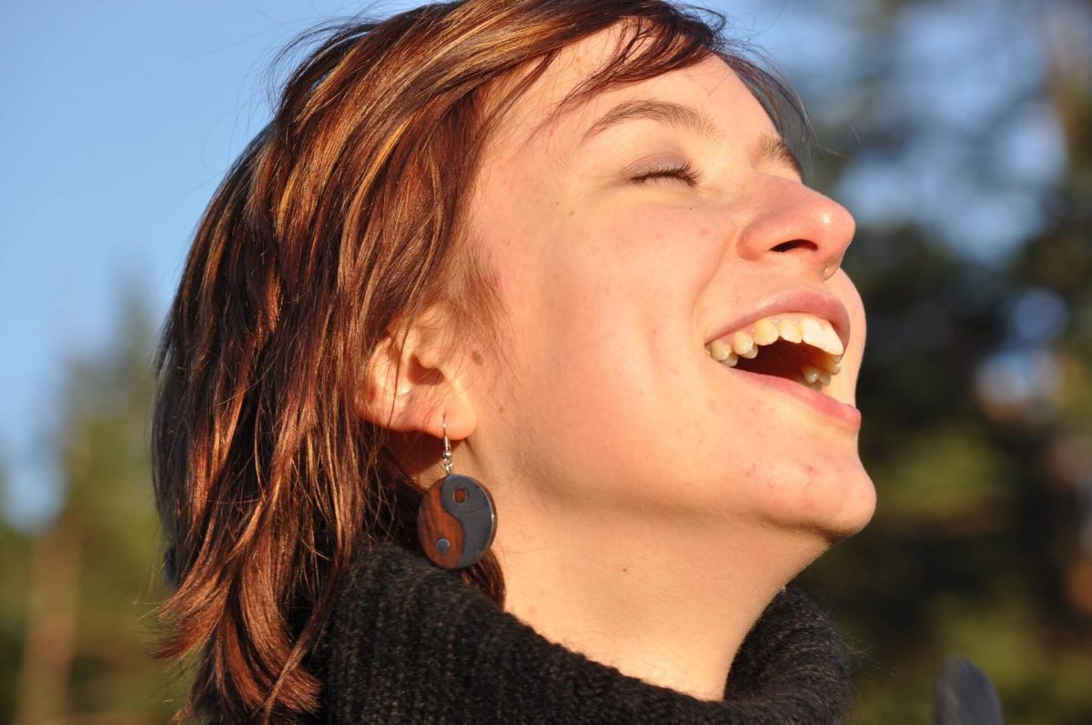 Foto de una mujer sonriendo al aire libre