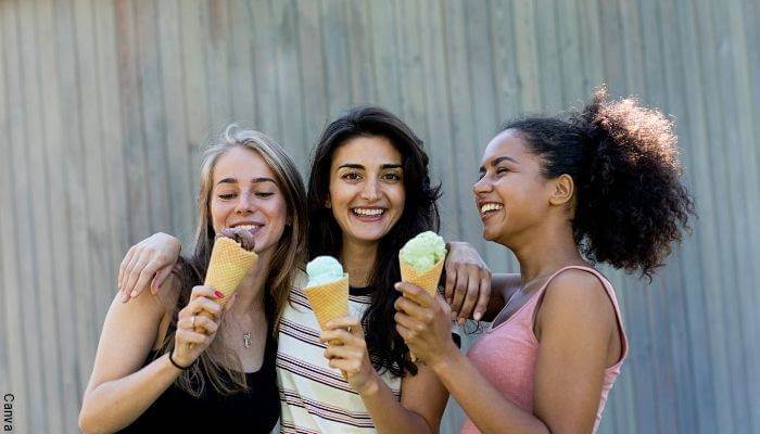 Foto de tres mujeres comiendo helado