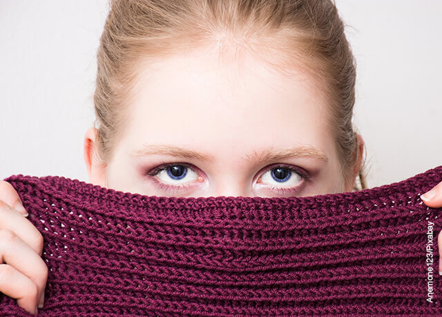Foto de una mujer tapándose el rostro que ilustra lo que es soñar con el velorio