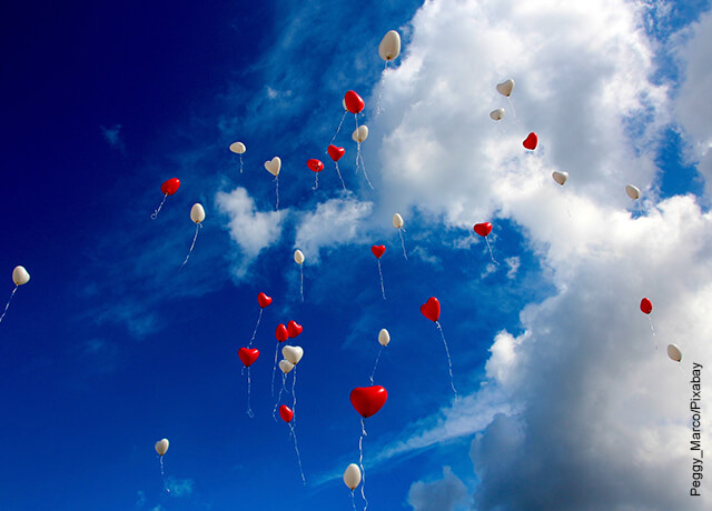 Foto de globos rojos y blancos yendo hacia el cielo