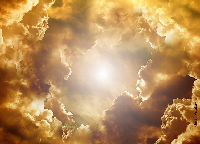 Foto de nubes del cielo de tono amarillo