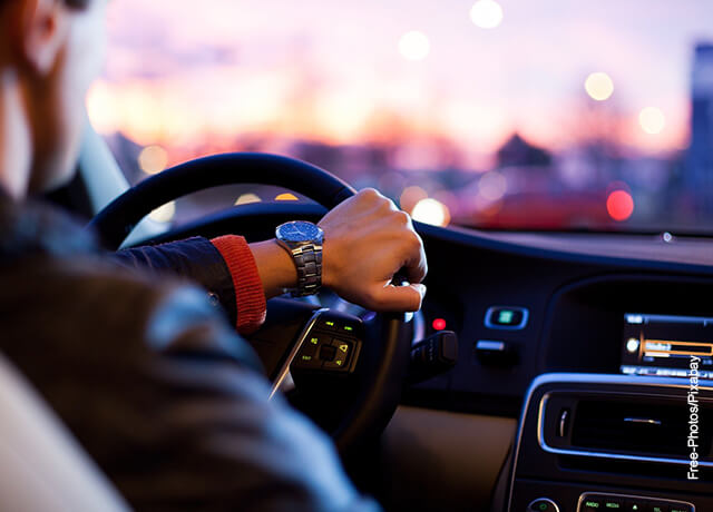 Foto de un hombre manejando un carro