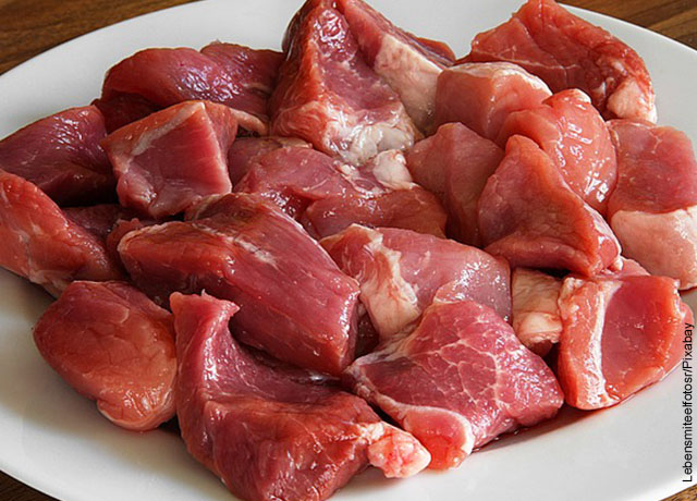 Foto de carne cruda picada en un plato