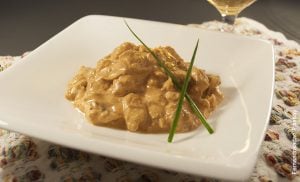 Foto de un plato de strogonoff hecho con una receta tradicional
