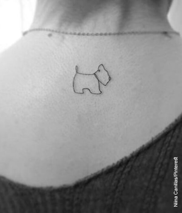 Foto del cuello de una mujer con un tatuaje de un perro