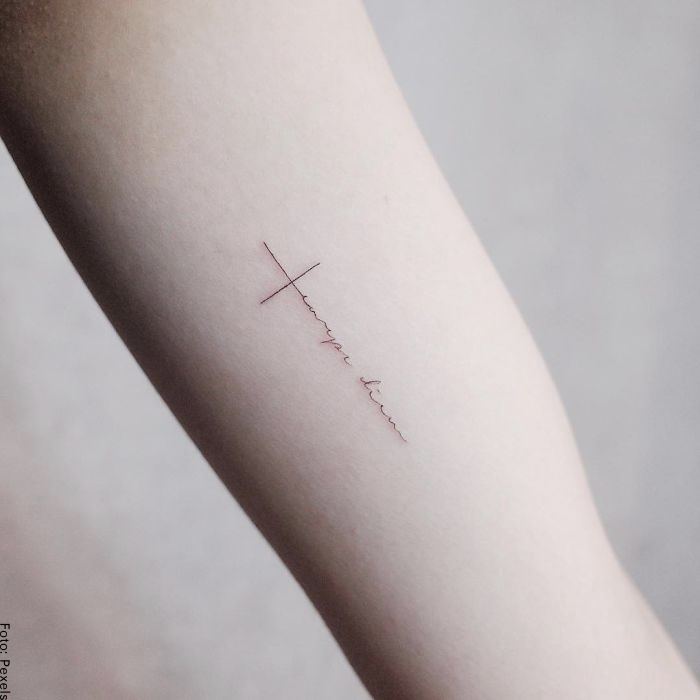 Foto de un tatuaje de cruz pequeño