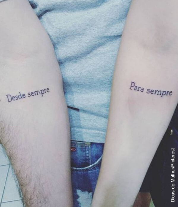 Fotos de dos brazos tatuados con una frase
