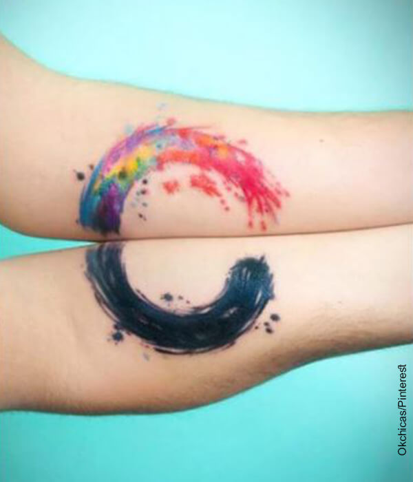 Foto de dos brazos con tatuaje de ola a colores