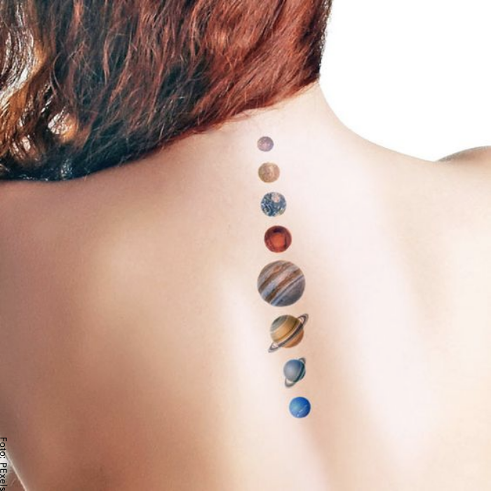 Foto de un tatuaje de planetas en la espalda