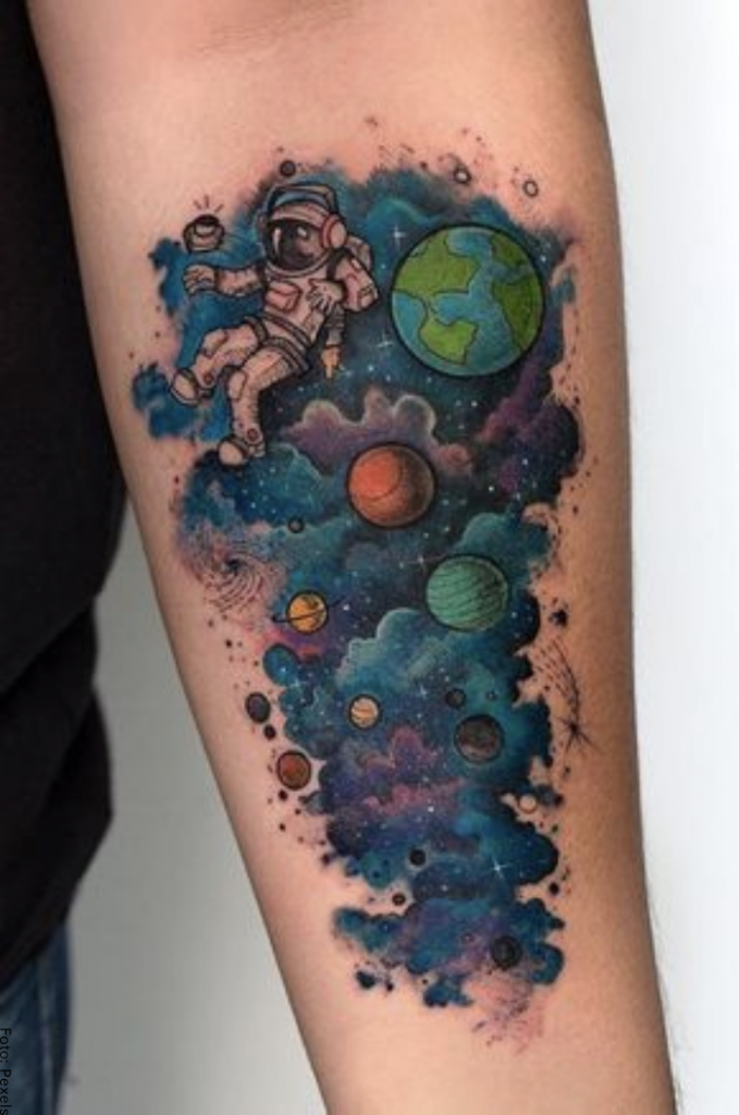 Foto de un tatuaje de planetas en el brazo