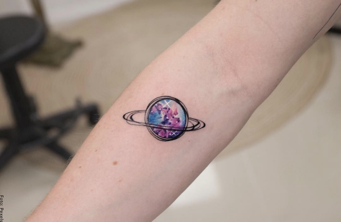 Foto de un planeta pequeño en tatuaje