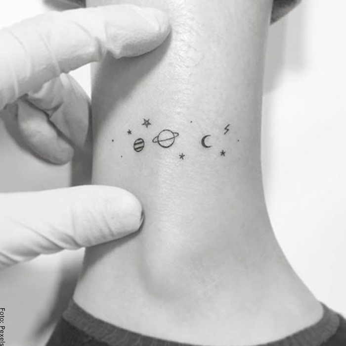 Foto de un tatuaje de planetas pequeños