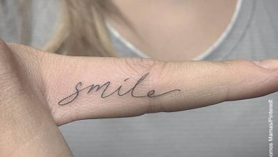 Foto de una mujer mostrando sus tatuajes en los dedos