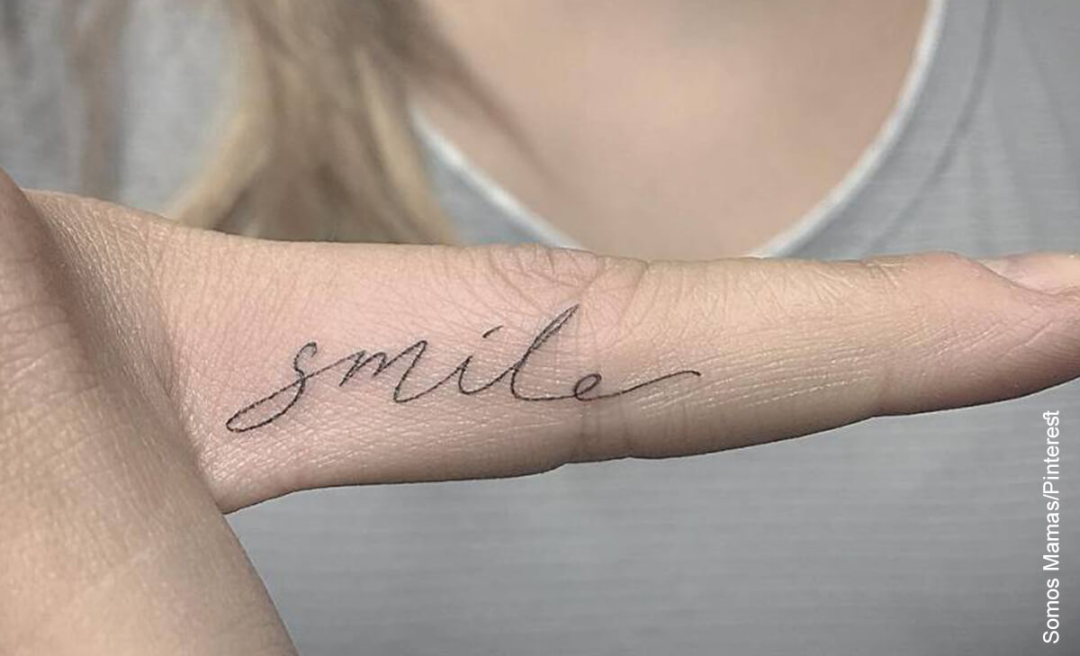 Foto de una mujer mostrando sus tatuajes en los dedos