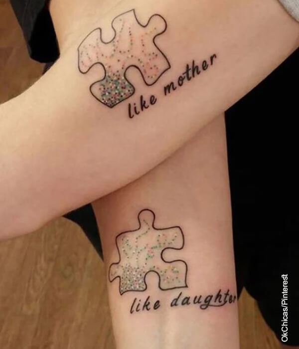 Foto de dos antebrazos con tatuajes de piezas de rompecabezas