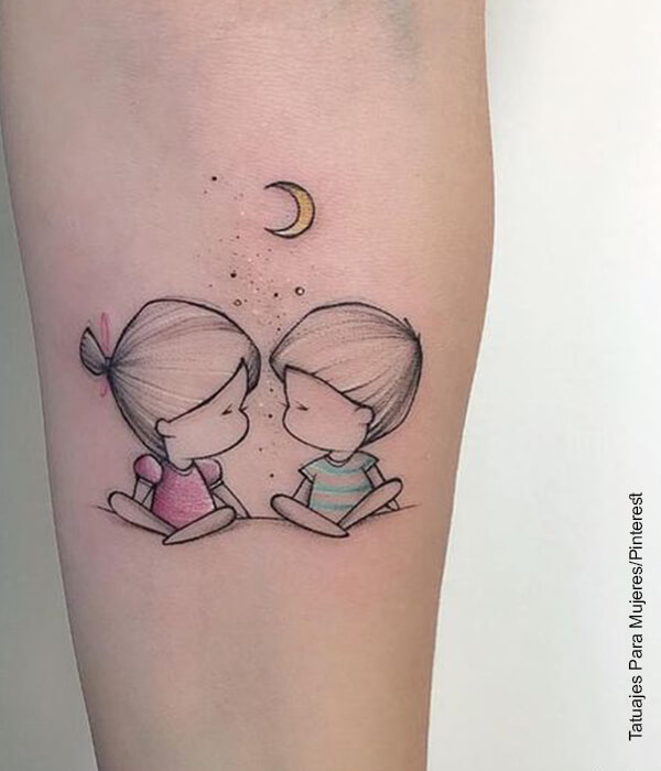 Foto del brazo de una mujer con un tatuaje de dos niños