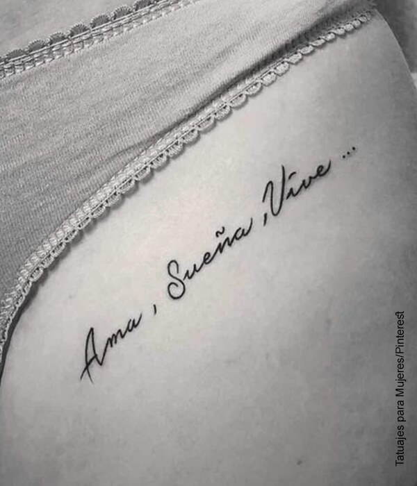 Foto de la pierna de una mujer con un tatuaje