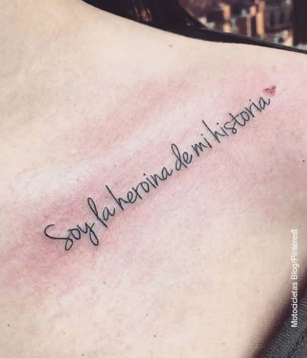 Foto del hombro de una mujer con tatuajes para mujeres y frases