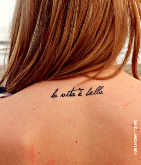 Foto del cuello de una mujer con una frase tatuada en italiano