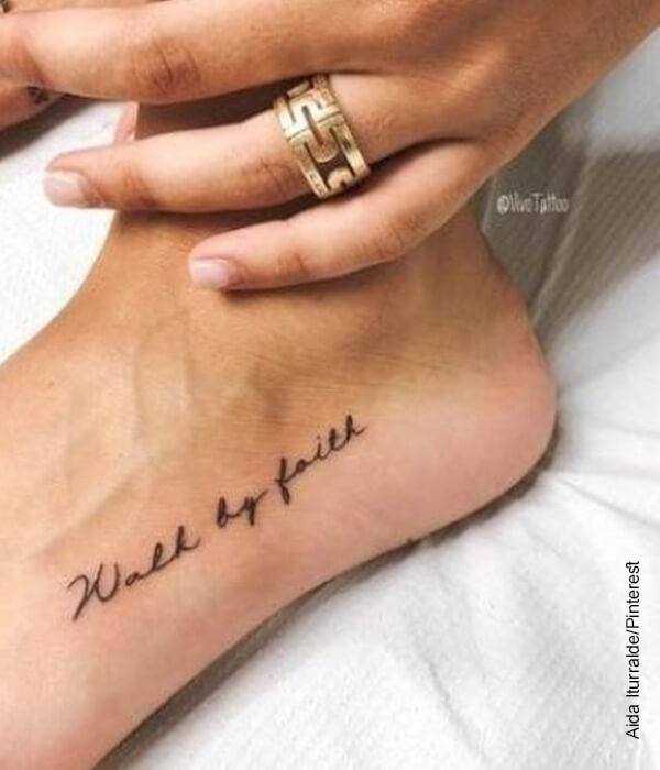 Foto del pie de una mujer con una frase tatuada