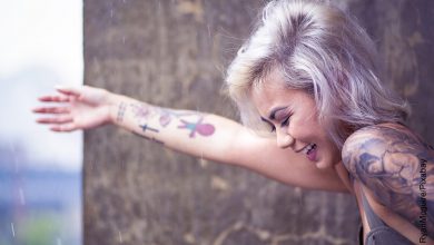 Foto de una mujer asiática sonriendo que ilustra los tatuajes para mujeres con frases