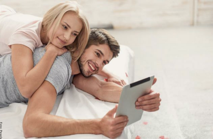 Foto de una pareja viendo algo en una tablet