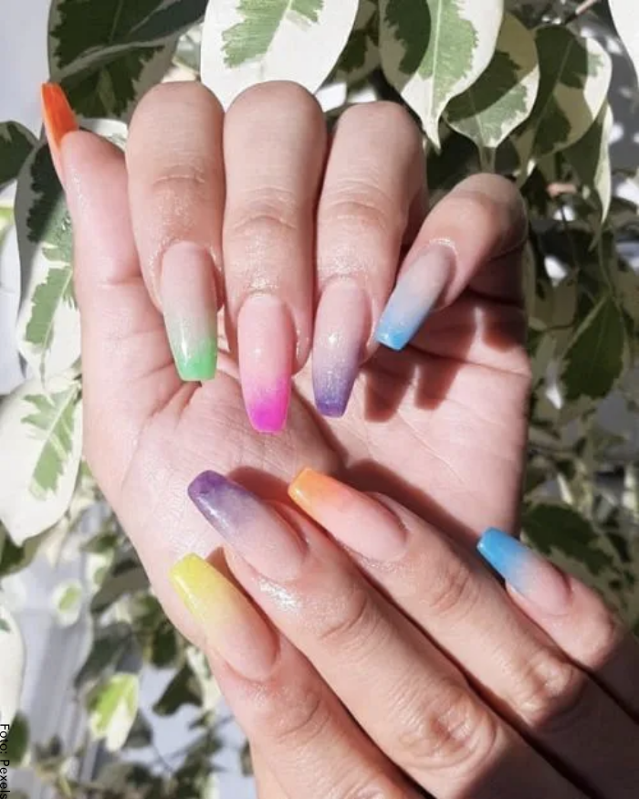 Foto de uñas acrílicas en colores