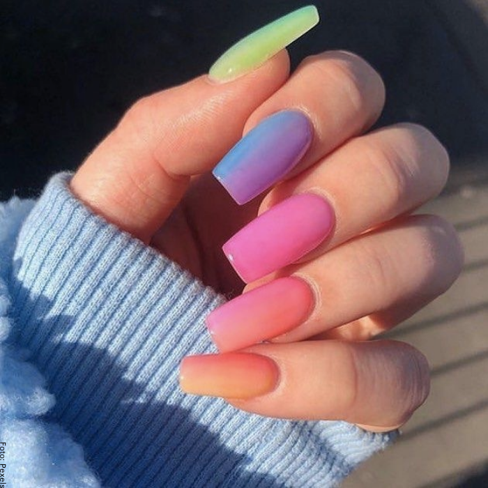 Foto de uñas acrílicas en colores vivos