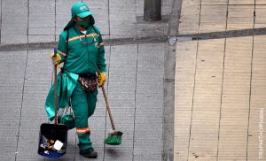 A escobazo limpio, aseadoras sacan a corren a ladrones