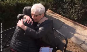 Abuela se vacuna contra Covid y vuelve a abrazar a sus nietos