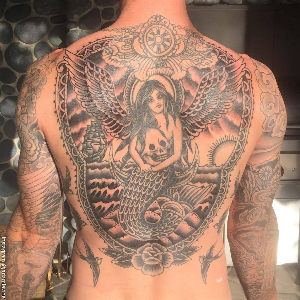 Foto del tatuaje que tiene Adam Levine en su espalda