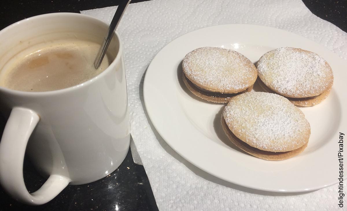 Foto de galletas con una taza de café que ilustra los alfajores y su receta