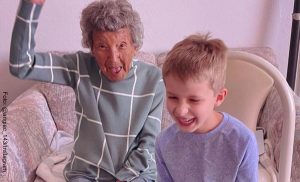 Bisabuela asistió a clase de su bisnieto y terminó siendo la sensación