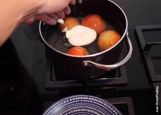 Foto de tomates y cebollas hirviendo en agua