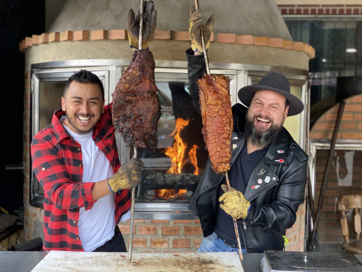 Foto de los Insaciables en un asadero de carne y chicharrón