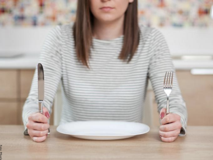 Foto de mujer aguantando hambre