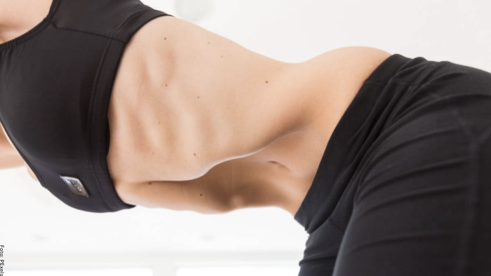 Foto de mujer haciendo abdominales hipopresivos