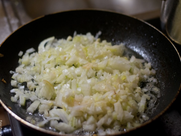 Foto de una olla con cebolla cocinándose