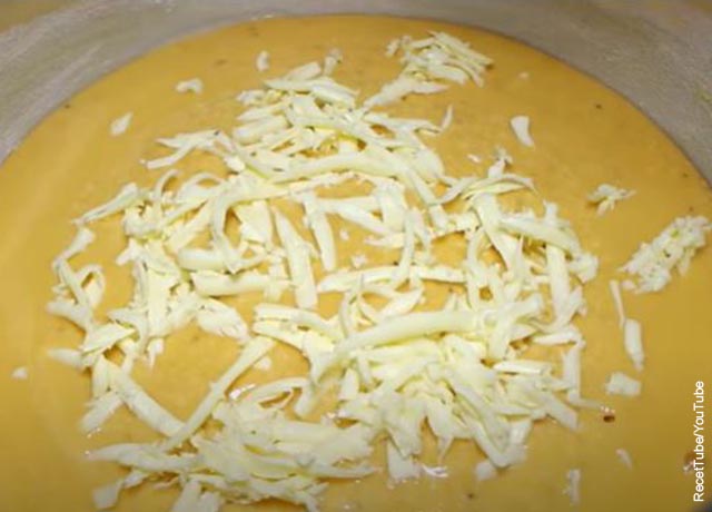 Foto de una mezcla de torta con queso rallado