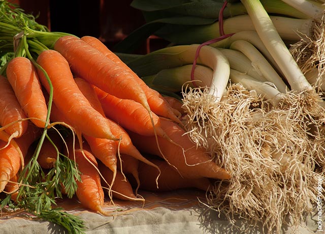 Foto d evarias cebollas y zanahorias sobre una mesa