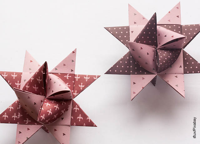 Foto de dos manualidades hechas en origami en papel café