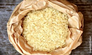 Foto de un bulto de granos que ilustra cómo se cultiva el arroz