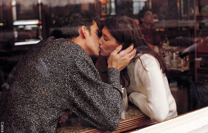 Foto de una pareja besándose en un restaurante para ilustrar Divorciados revelan por qué se separaron