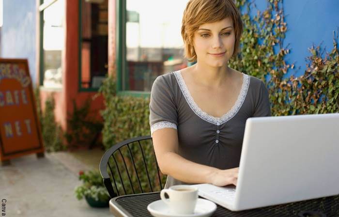 Foto de una mujer escribiendo en el computador
