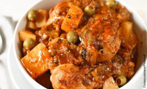 Foto de un plato de comida que muestra el fricasé de pollo y su receta fácil