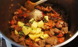 Foto de una olla con carne guisada que muestra el goulash con su receta