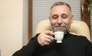Hombre compró una taza y resultó ser una fortuna